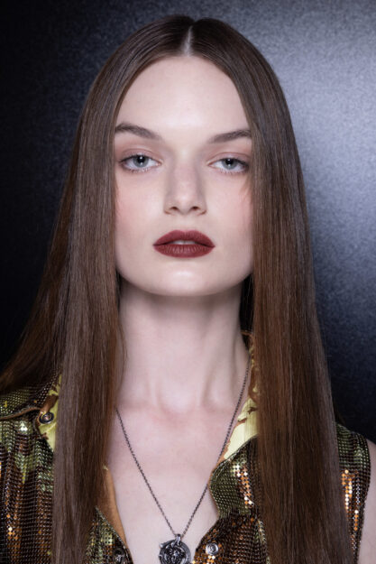 Ragazza con rossetto e capelli lisci