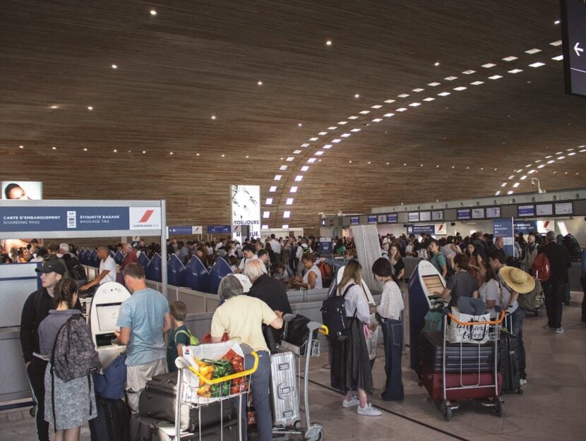 persone che aspettano in aeroporto