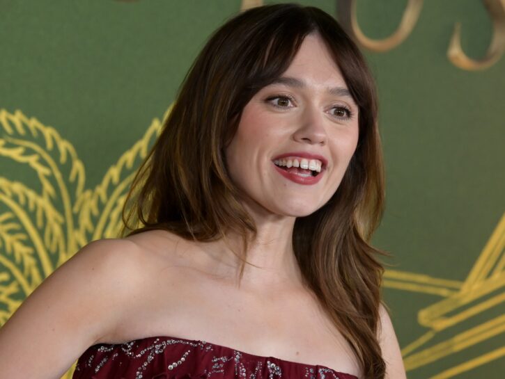 Aimee Lou Wood e le altre: il sorriso naturale è l'ultima ribellione di stile?