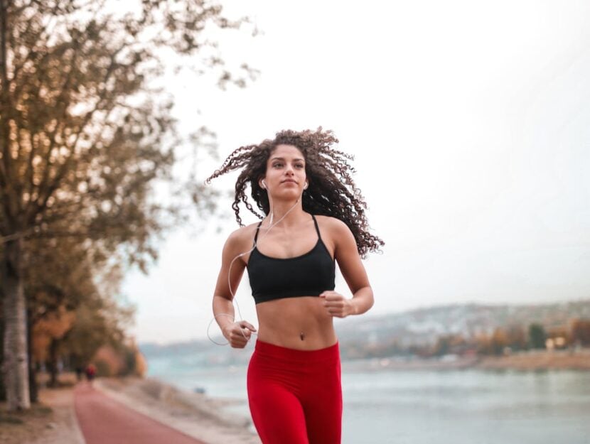 ragazza che si allena facendo jogging al mattino
