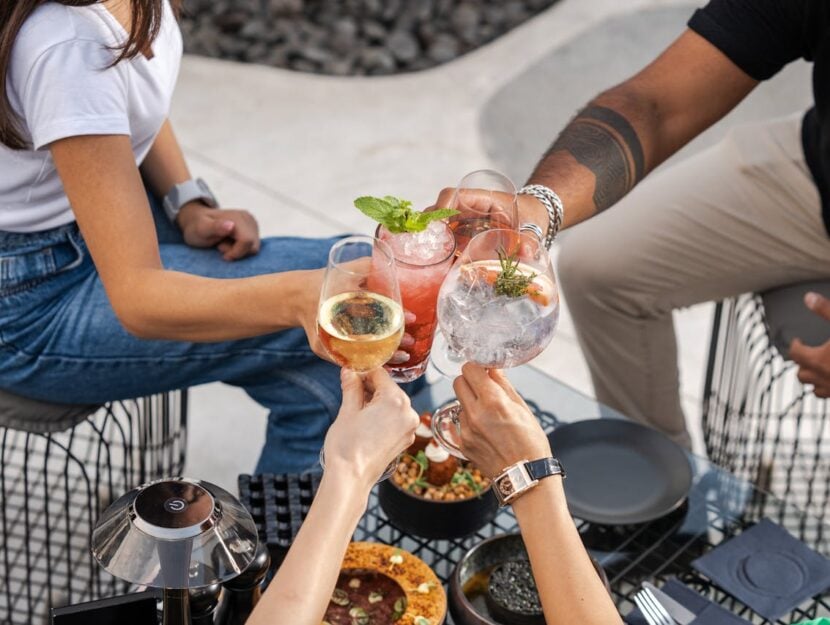 amici che fanno un aperitivo