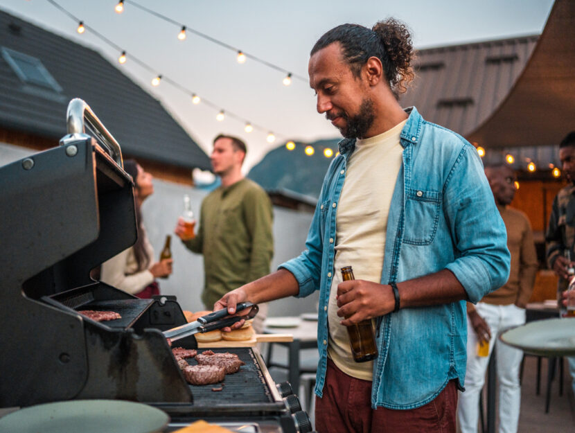 ragazzo fa il barbecue in terrazza