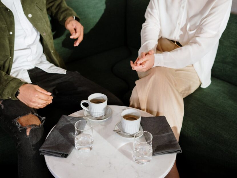 ragazzi che bevono caffè su un tavolino al bar