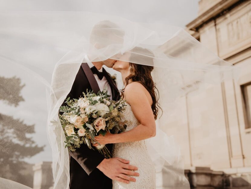 sposi con bouquet