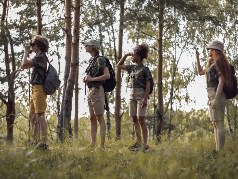 gruppo di boy scout che cammina nel bosco