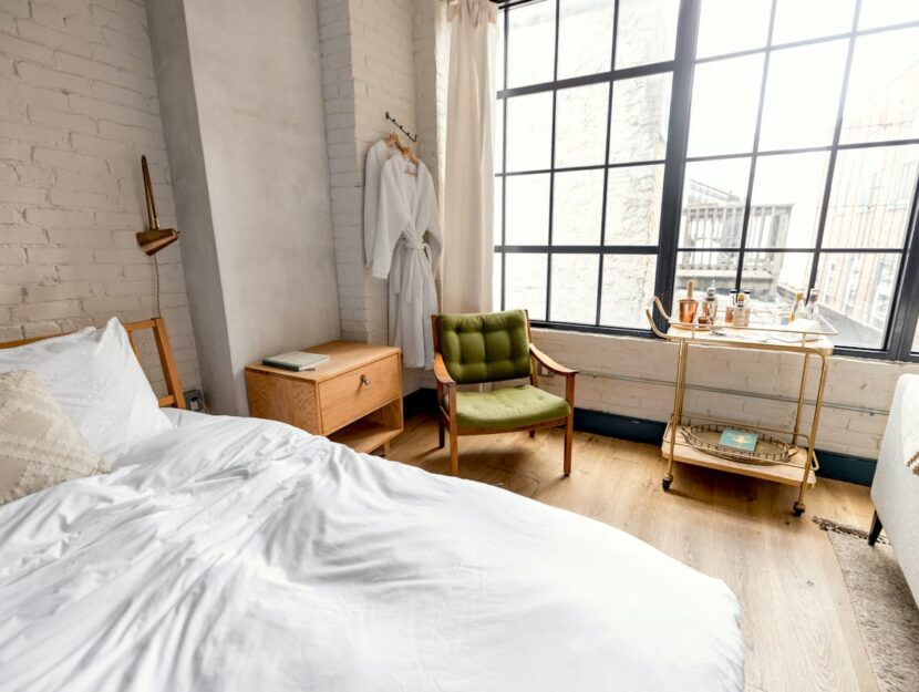interno di camera da letto in hotel con colazione sul vassoio
