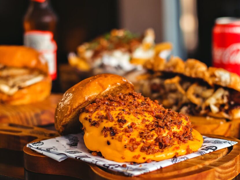 hamburger con formaggio e salse