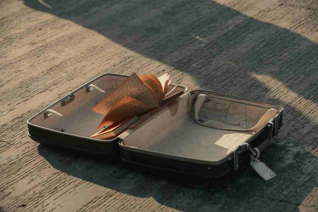 Valigia aperta con libro aperto all'interno