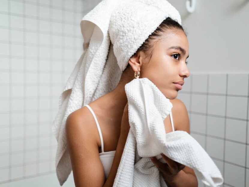ragazza che si lava il viso