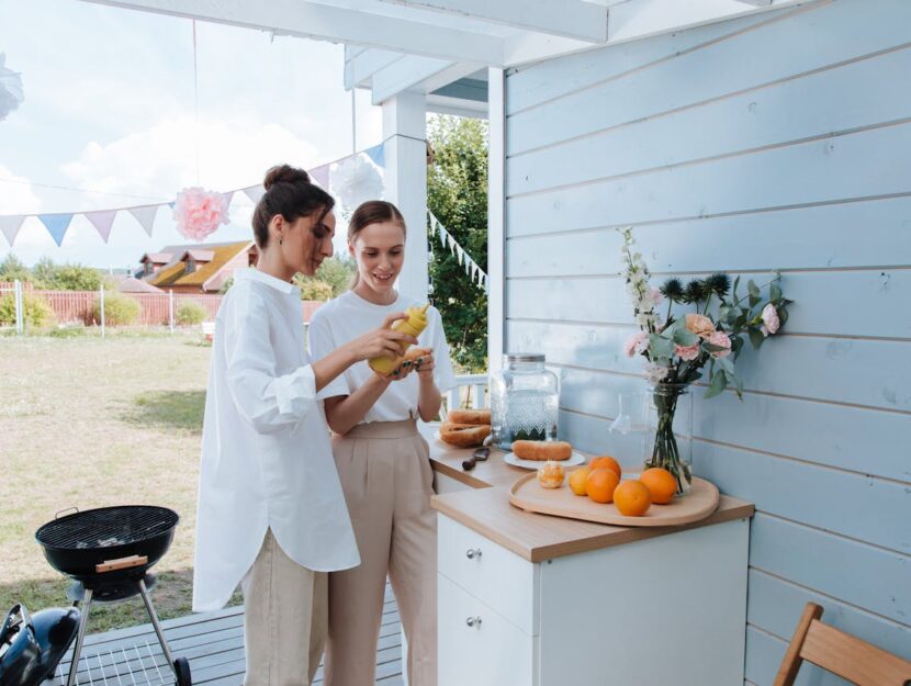ragazze stanno cucinando in giardino