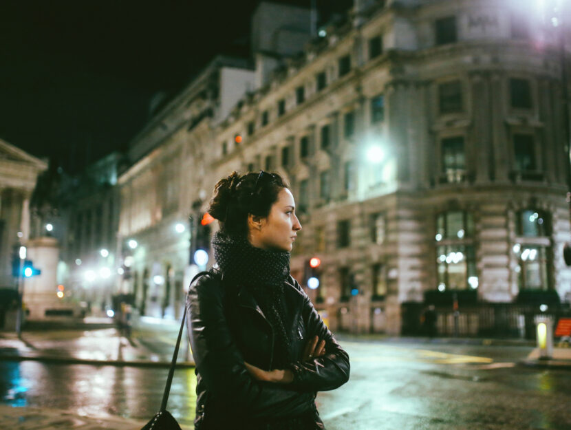 ragazza per le strade di Londra
