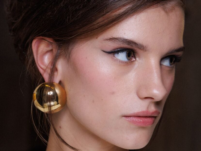 modella con eyeliner