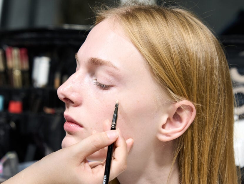 modella al trucco nel backstage