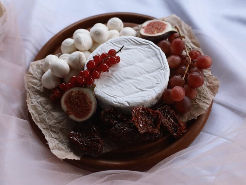piatto con formaggio, mozzarella e frutta