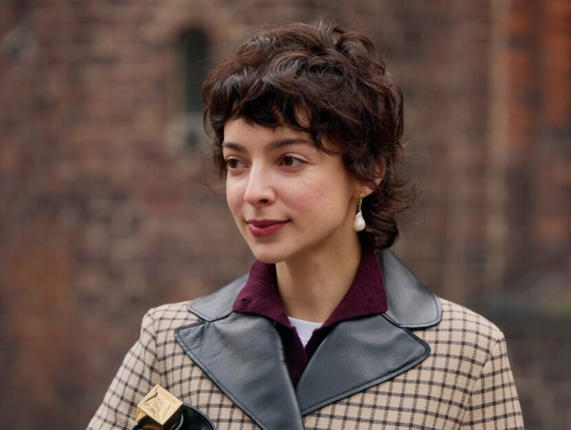 ragazza con capello corto