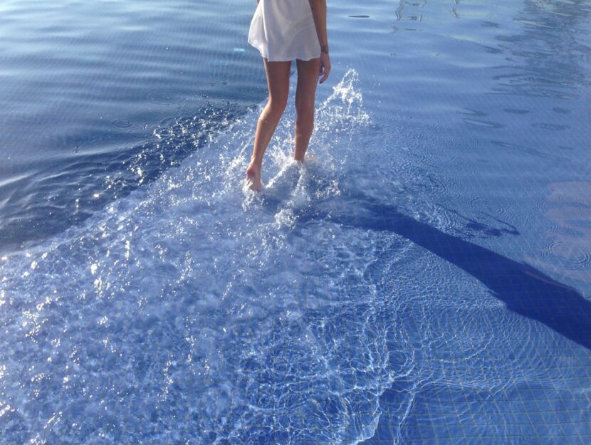 ragazza che cammina in piscina