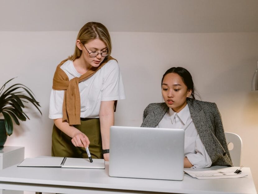ragazze che lavorano in ufficio