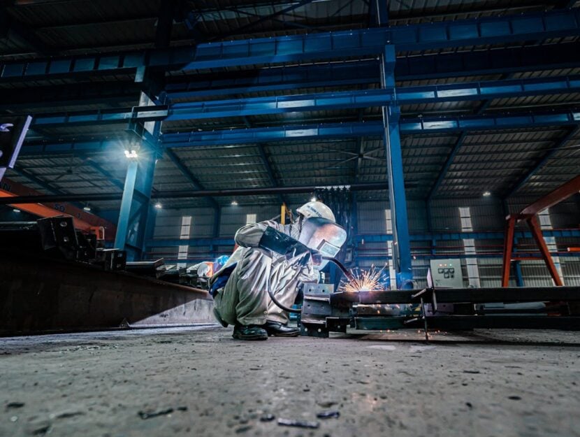 operaio che lavora in fabbrica come saldatore