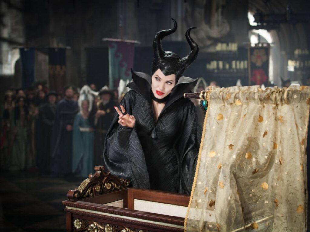 Angelina Jolie che compie 50 anni nel film Maleficent