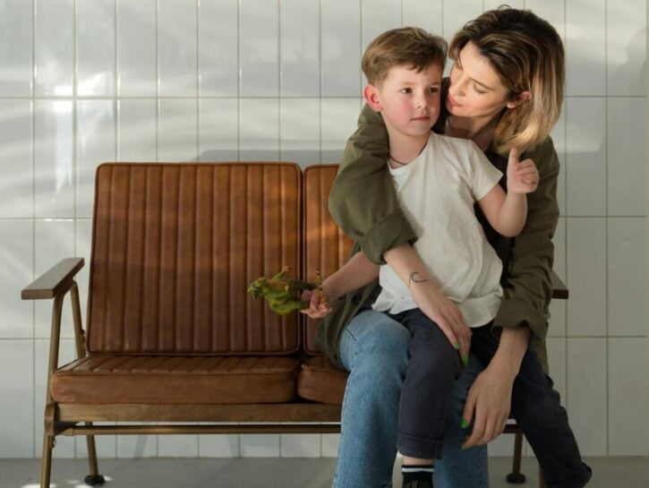 «Mamme sole e penalizzate»: il rapporto di Save the Children