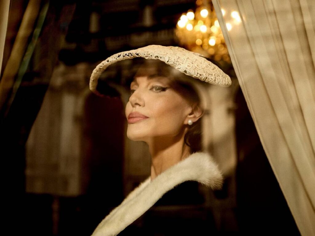 Angelina Jolie che compie 50 anni nel film Maria