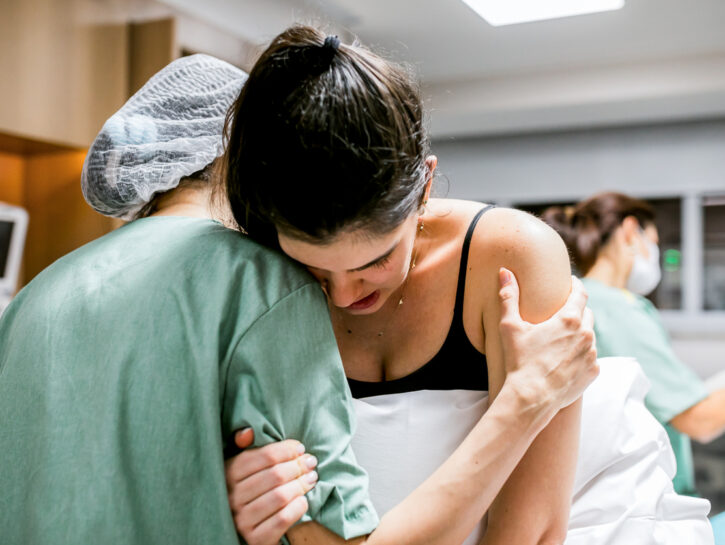 Violenza ostetrica, per 4 donne su 10 il parto è un trauma