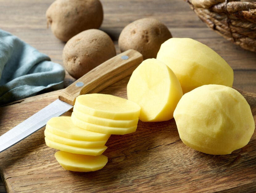patate tagliate poggiate su un tagliere