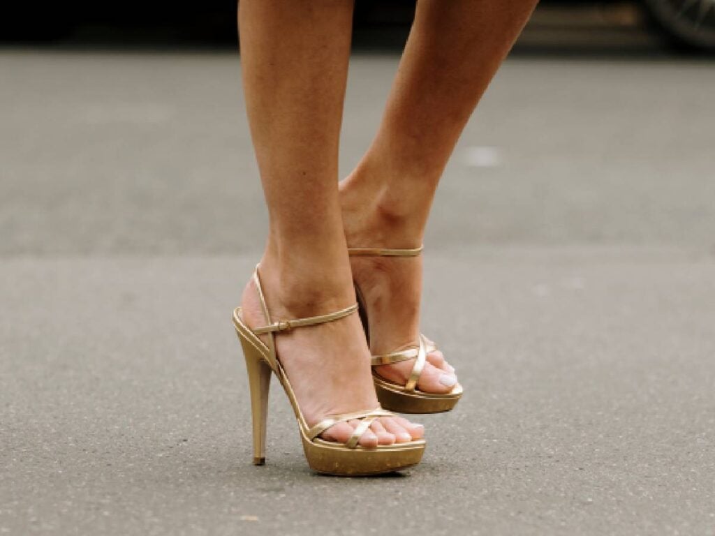 piedi nudi con sandali oro