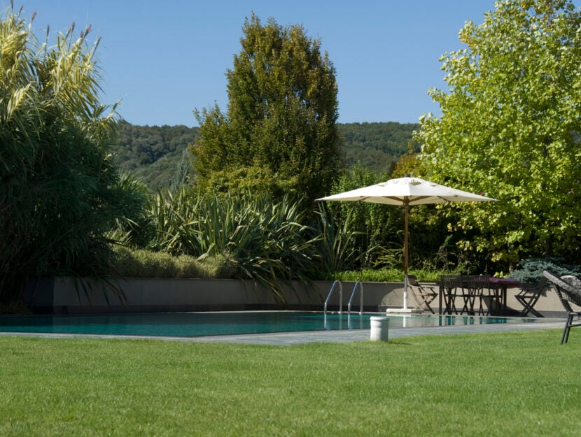 giardino di casa con piscina