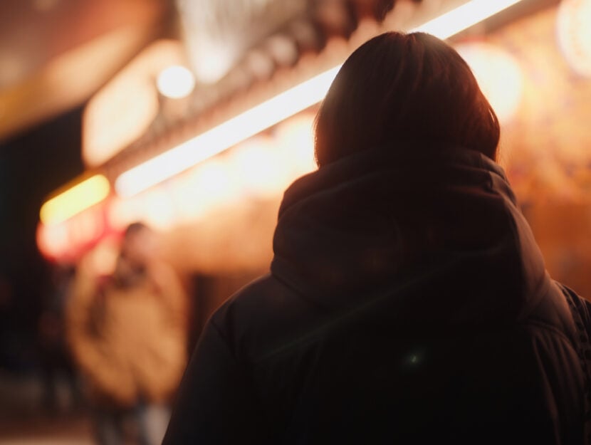 ragazza che cammina di spalle
