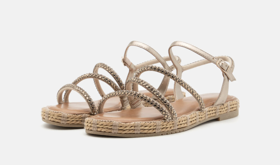sandali bassi tendenze scarpe moda estate 2025