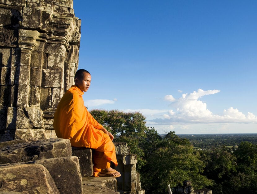 Un monaco in contemplazione ad Angkor Wat, la Cambogia autentica dei templi.