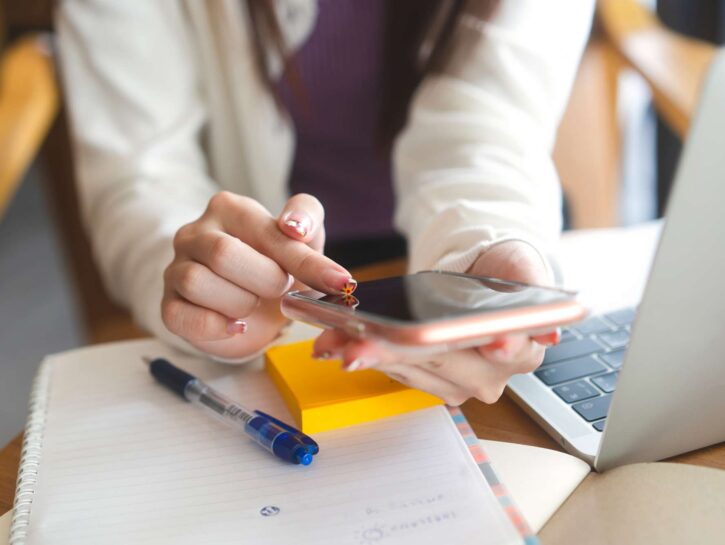 Smartphone a scuola, l'Europa valuta il divieto fino ai 15 anni