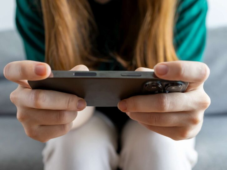 Bimbi in ansia senza smartphone: l'allarme dell'Ocse