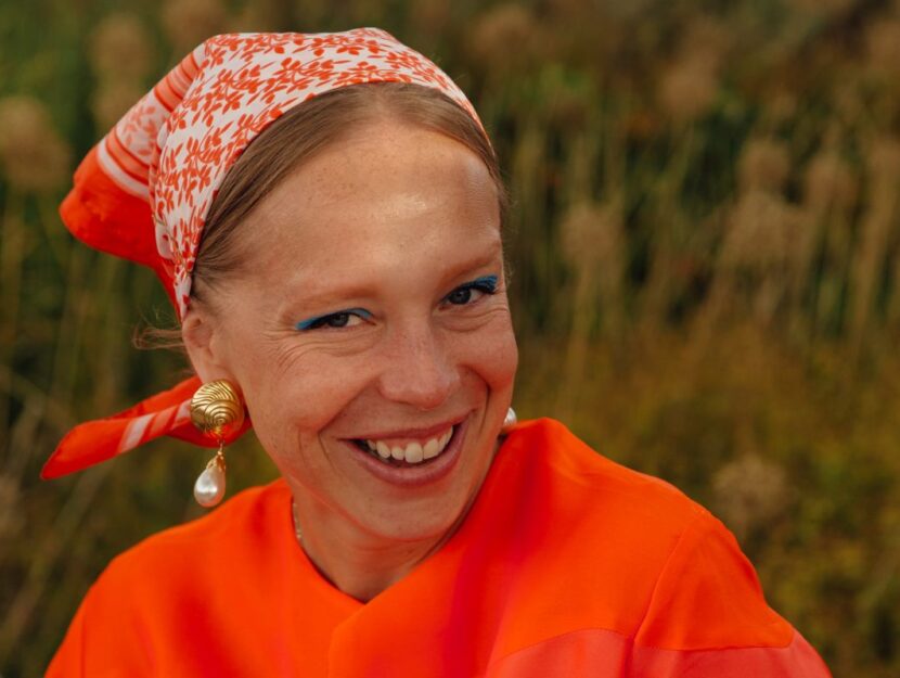 donna sorridente con bandana