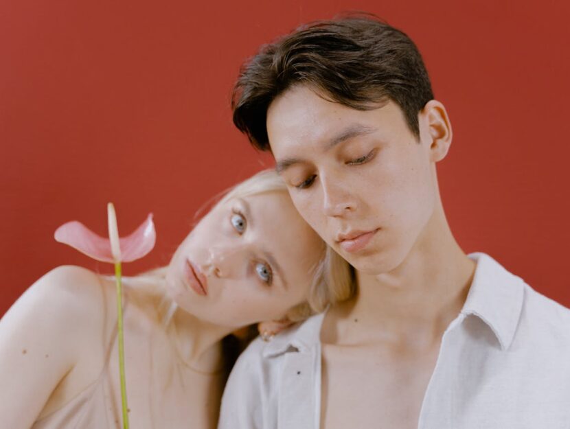 ragazza e ragazzo con un fiore in mano