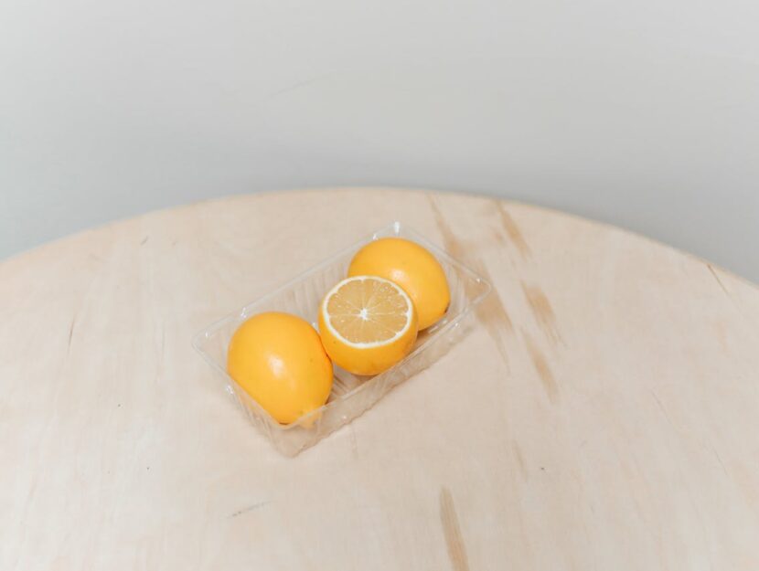 limoni dentro un contenitore di plastica