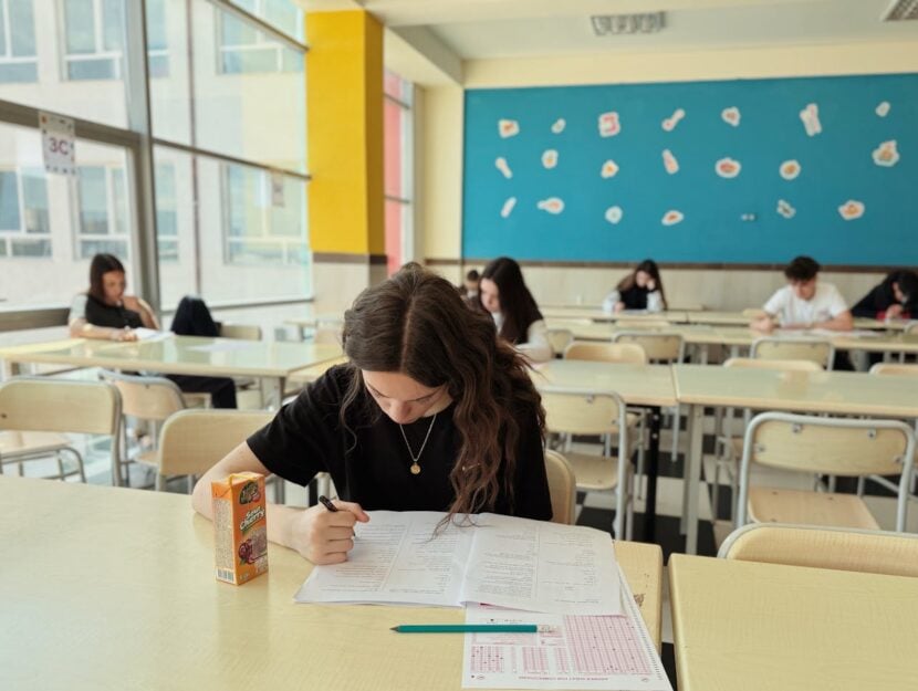 ragazza che studia in aula
