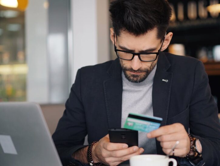 Truffe digitali, ci cascano anche i più giovani: poche denunce
