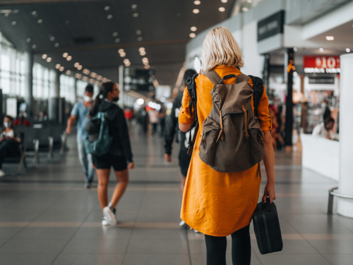 Viaggiare in aereo: abbigliamento e accessori da evitare