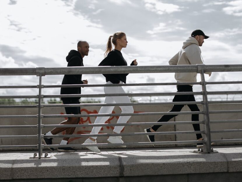 ragazzi che camminano su un ponte