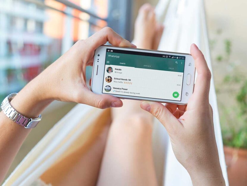 Utente utilizza la chat di messaggistica WhatsApp