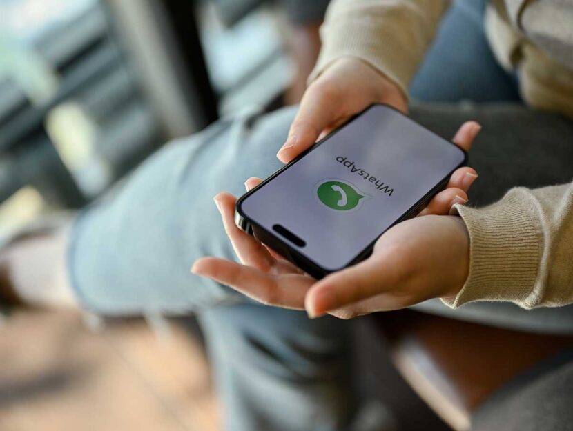 Utente utilizza la chat di messaggistica WhatsApp