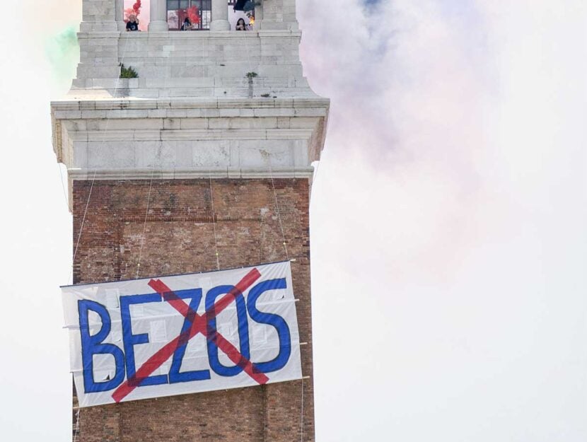 Lo striscione "No Bezos" sul campanile a Venezia