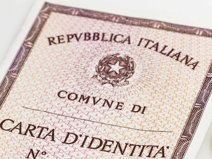 Addio alla carta d'identità cartacea: non sarà valida per l'espatrio
