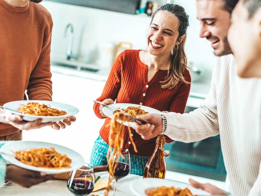 Amici mangiano pasta