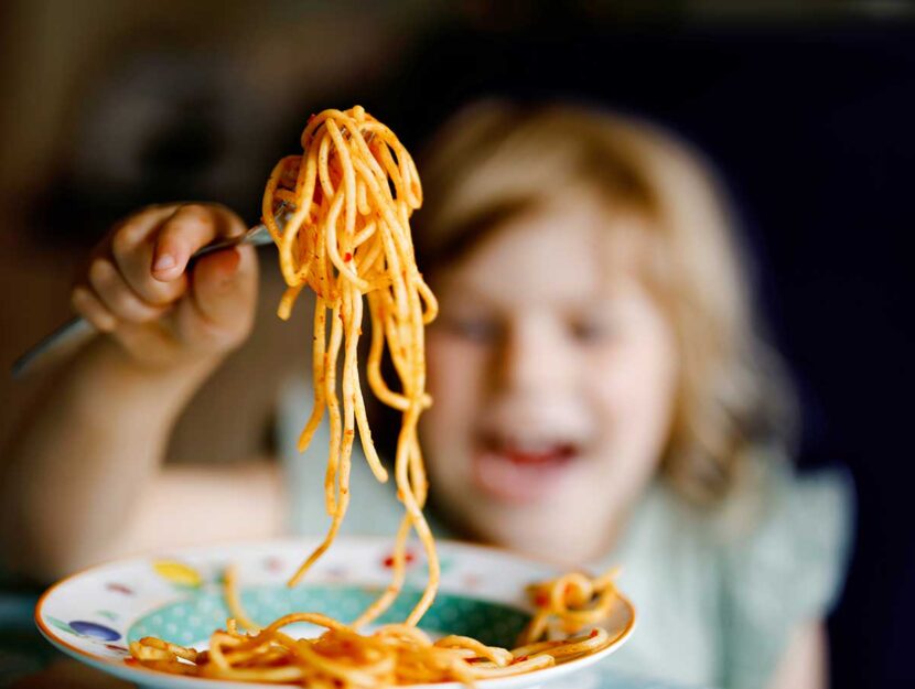 Bimba mangia pasta