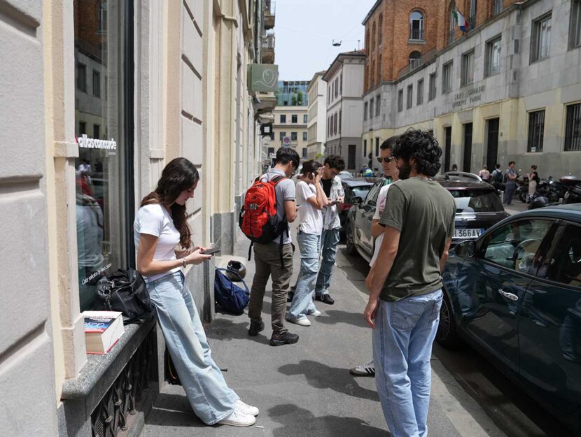 Studenti davanti a scuola durante gli esami di maturità