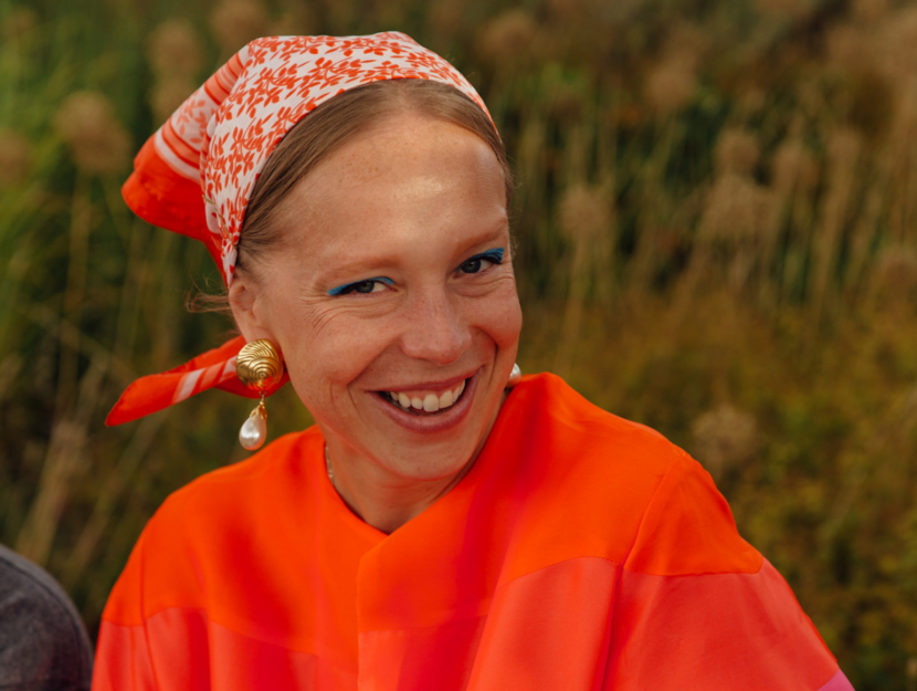 Ragazze con bandana sorride con abbronzatura sicura e uniforme