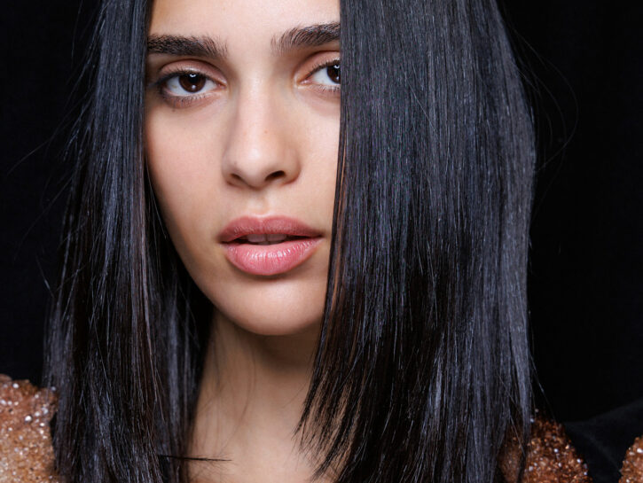 Capelli glossy effetto liquid hair: sai che puoi ottenerli senza piastra?